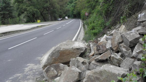 Срутване на скали затвори пътя София-Враца през Искърското дефиле