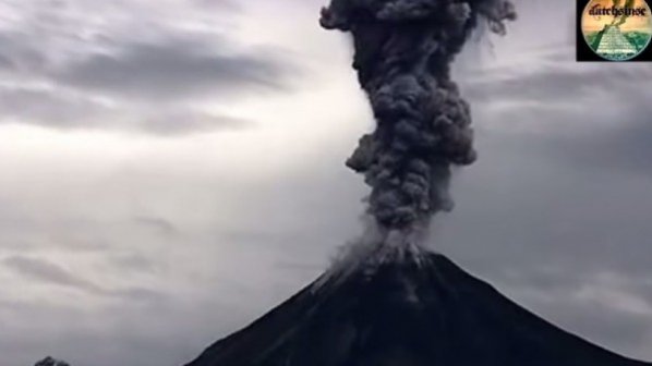 Зрелищно изригване на вулкан в Мексико (видео)