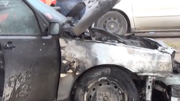 Автомобил изгоря до основи в Пловдив (видео)