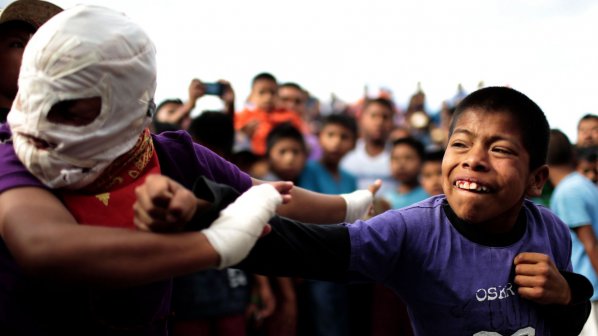 Мъже, жени и деца се бият до кръв в Мексико, спазват традиция (снимки)