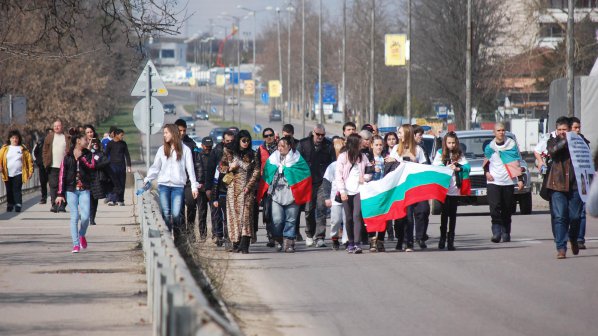 Протестно шествие срещу бежанците премина по улиците на Харманли (снимки)
