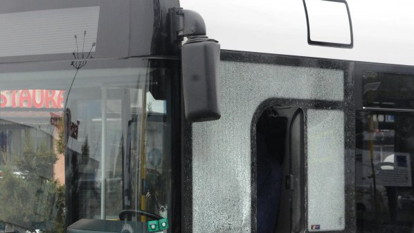 Нов инцидент с автобус в Бургас, от полицията отричат стрелба (обновена + снимки)