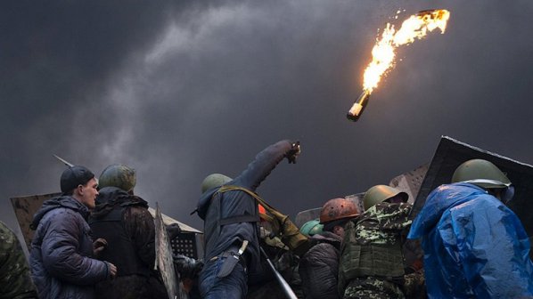 Украински националисти подариха коктейл Молотов на Порошенко
