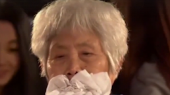 81-годишна китайка тегли със зъби джип (снимка+видео)