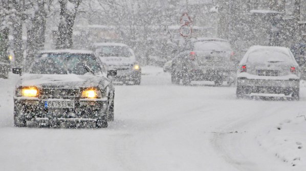 Снеговалежите продължават и утре. Червен код е обявен в три области на Южна България