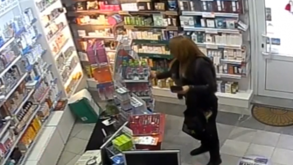 Вижте как пловдивчанка краде от аптека (видео)