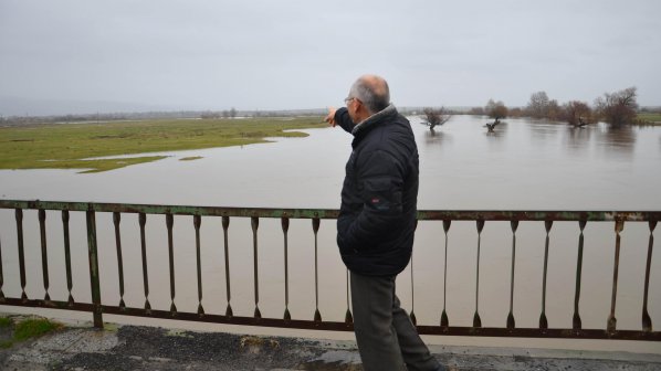 Повече от 700 селища са без ток, Тунджа пред преливане (обновена)