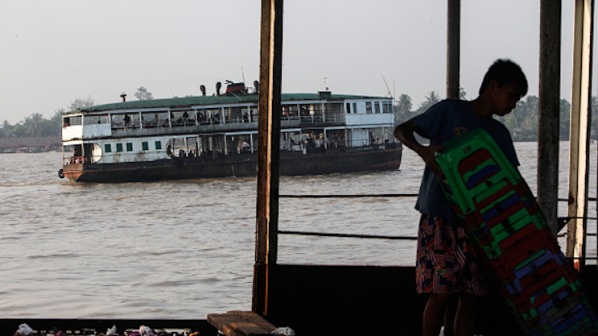 Ферибот с над 200 души потъна край Мианмар