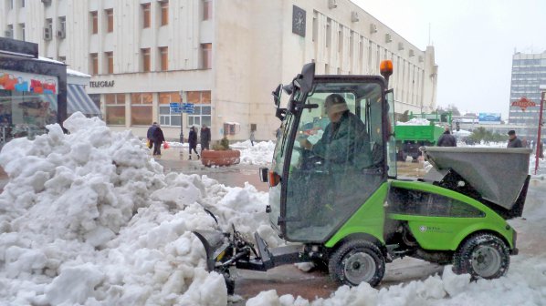 Изринаха над 500 тона сняг в Пловдив (снимки)