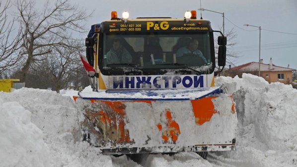 МВР: Над 2100 служители се борят с последиците от снежната стихия