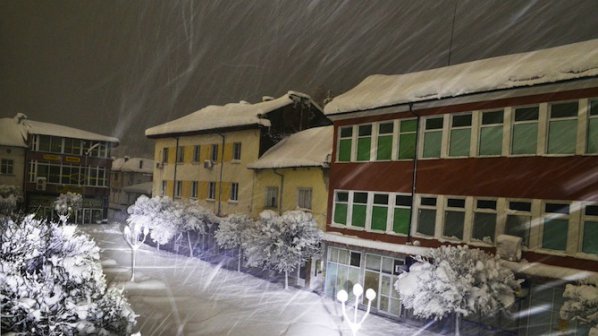 Над 140 населени места в Кърджалийско остават без ток