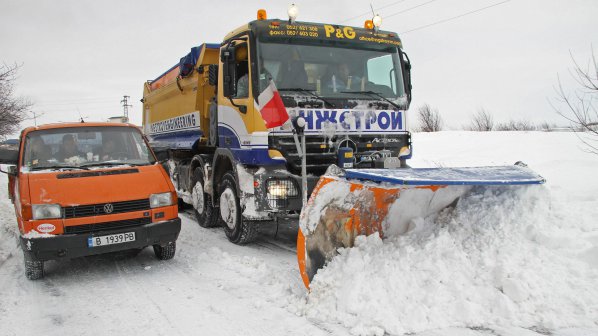 Над 300 снегорина чистят републиканските пътища (снимка)