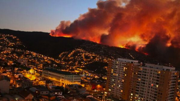 Огромен пожар бушува в Чили, евакуираха над 7000 души
