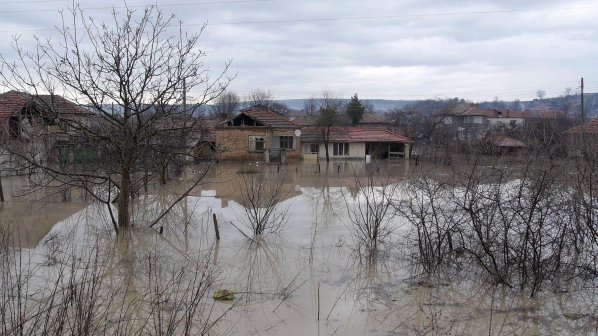 Подпочвени води наводниха повече от 100 къщи в Съединение