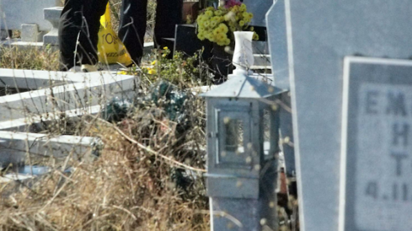 Разпилени кости шокират минувачи в гробищния парк в Бургас (снимка 18+)