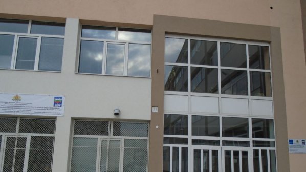 Сградата на столичното 13-то училище става филиал на НГДЕК