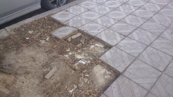 Заловиха крадците на тротоарните плочки във Варна