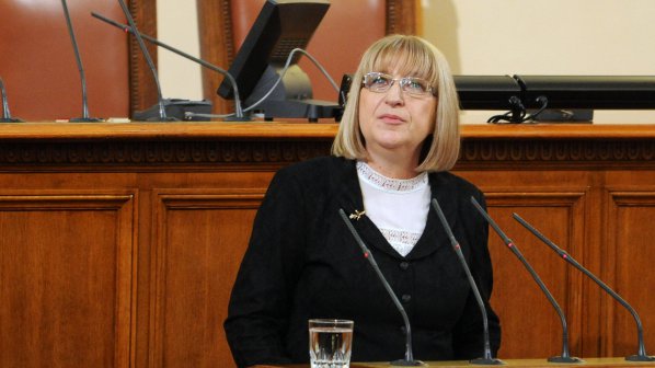 Цачева спира микрофона на депутати заради КТБ и “циганин”