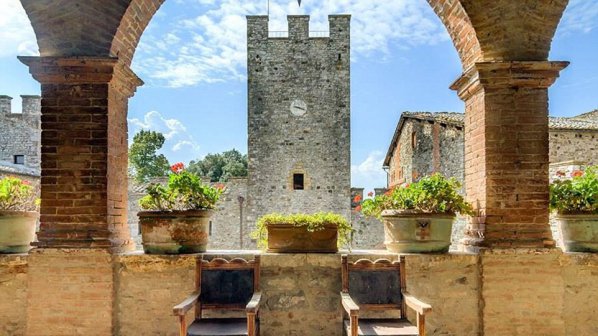 Продава се средновековен замък в италианската област Тоскана (снимки)