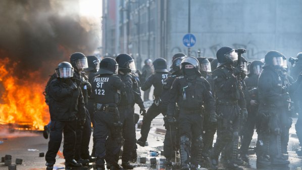 Размирици във Франкфурт преди откриване на новата сграда на ЕЦБ (видео)
