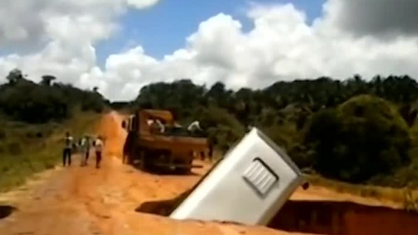 Дупка погълна автобус в Бразилия (видео)