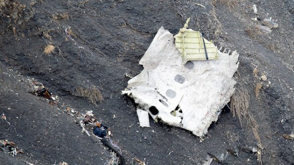 Един от пилотите не е успял да влезе в кабината преди катастрофата, пише &quot;Ню Йорк таймс&quot;