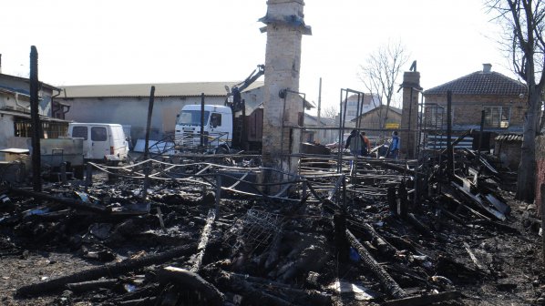 Пожар унищожи цех в Бургас (снимки)