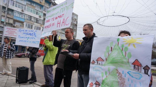 Протест срещу изсичането на горите направиха във Варна (снимки)