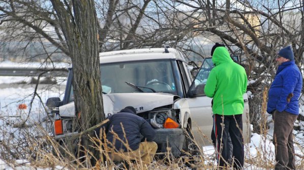 Шофьор загина след удар в дърво
