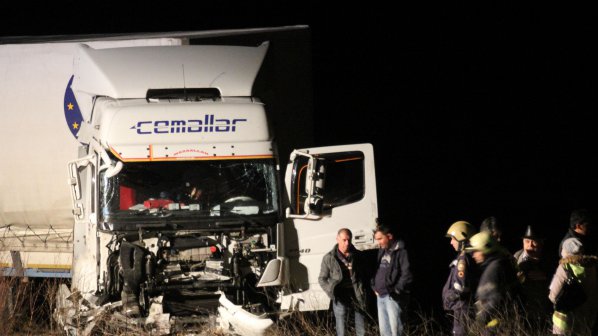 Турски тир размаза кола край Килифарево, двама са мъртви (снимки)