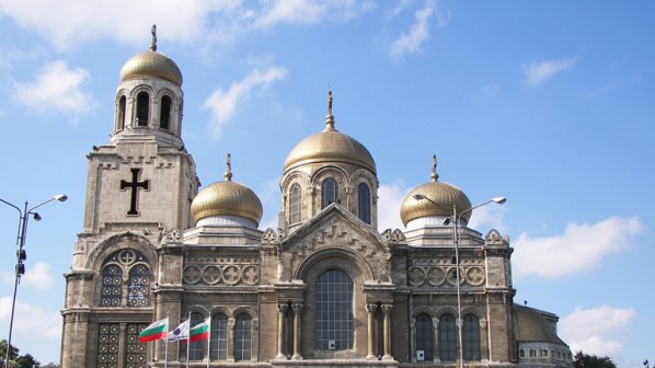 Забравен сак на поп в Катедралата във Варна вдигна на крак сапьорите