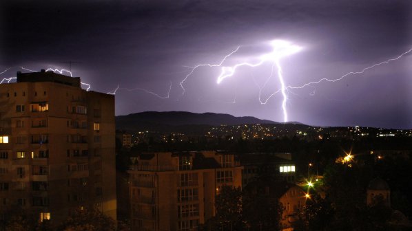 Значителни валежи с гръмотевици в Родопската област