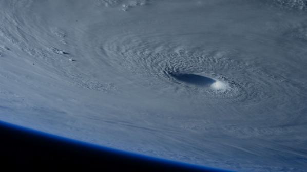 Астронавти заснеха мощен тайфун, напредващ към Филипините (видео)