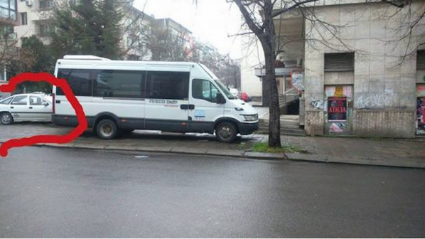 Автобуси превзеха тротоарите в центъра на Бургас (снимка)