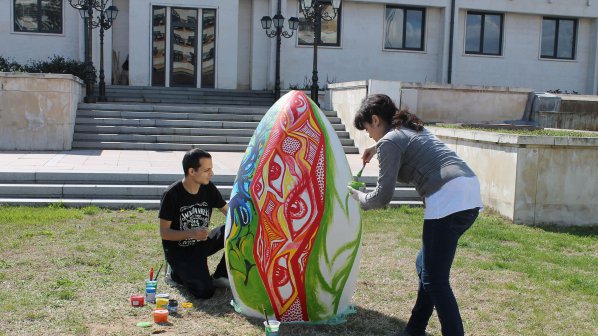 Голямо великденско яйце се появи в Свиленград (снимки)