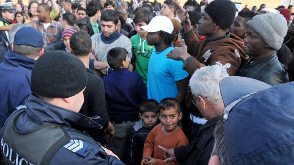 Напливът на бежанци откъм Турция се удвоил за година