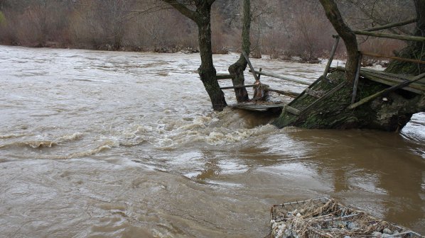 Нивата на реките плавно се понижават, успокояват от МОСВ