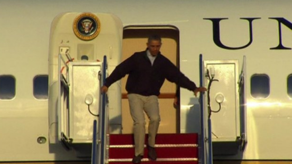 Обама се спъна на стълбите на самолета си (видео)