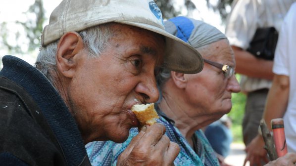 Охранители гледат самотни пенсионери в Стара Загора