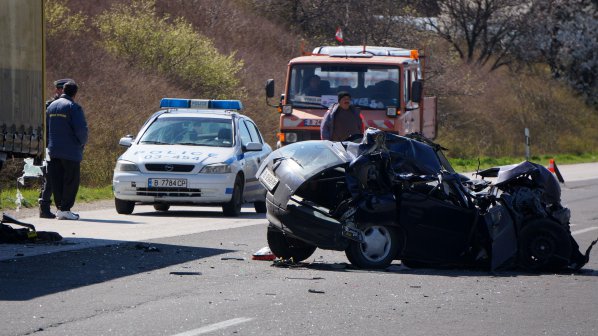 Тежка катастрофа между ТИР и три коли на вдоха на Варна (снимки)