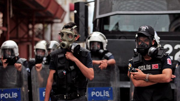 Нова кървава драма в Истанбул! Въоръжени атакуваха централата на полицията