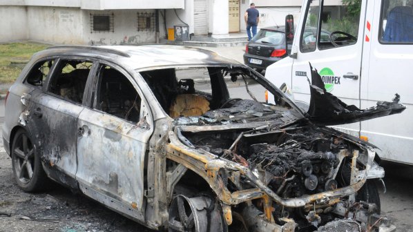 Запалиха два автомобила на паркинг в Пловдив