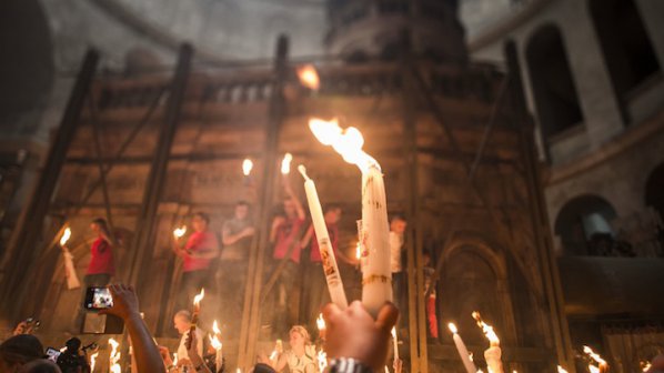 Благодатният огън загоря в Синодалната палата в София