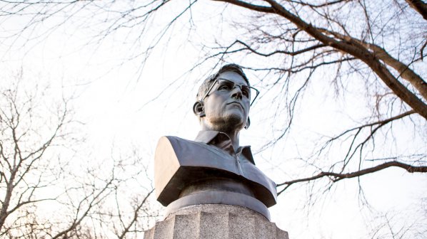 Ню Йорк се сдоби с паметник на Едуард Сноудън