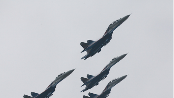 Руски изтребител гони американски разузнавателен самолет