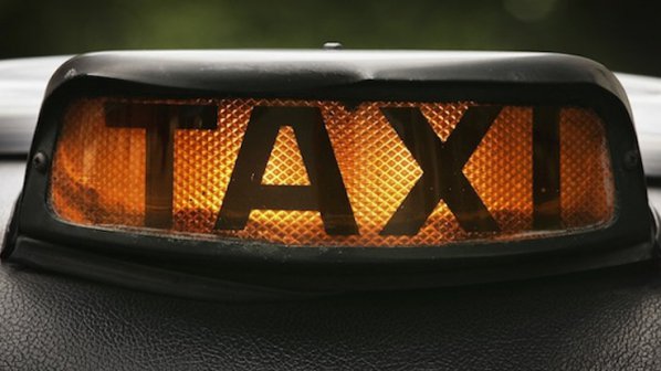 Таксиджия върна на клиент забравена чанта с 10 000 паунда