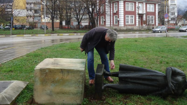 Вандали събориха и опитаха да нарежат паметника на жътварката във Враца (снимка)