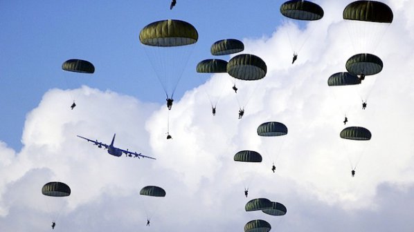 Военното министерство на път да купи парашути след спорна поръчка