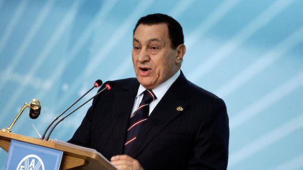 Армия събаря седалището на партията на Хосни Мубарак