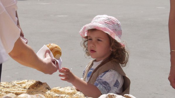 Хлебари пекат и раздават хляб на главната в Пловдив